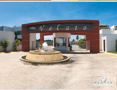 a fountain in front of a shopping center at Villa Perfecta Zona Diamante in Acapulco