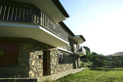 a building with a balcony on the side of it at Guesthouse Alexandros in Nestorio