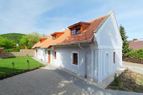 バラトンフレドにあるArácsi Vendégházのオレンジ色の屋根の白い家
