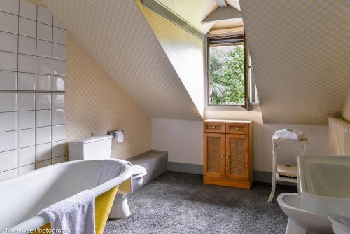 un baño con bañera y lavabo en Villa Ariane, en Saint-Jorioz