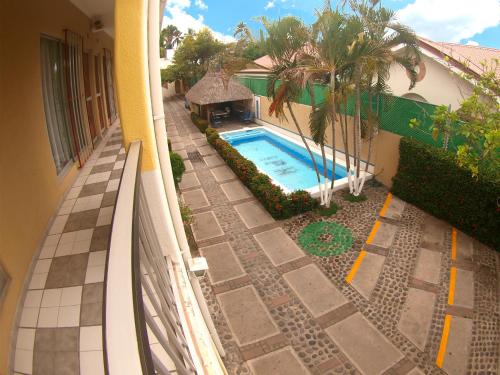 an overhead view of a swimming pool next to a building at Hotel Rio Balsas in Manzanillo