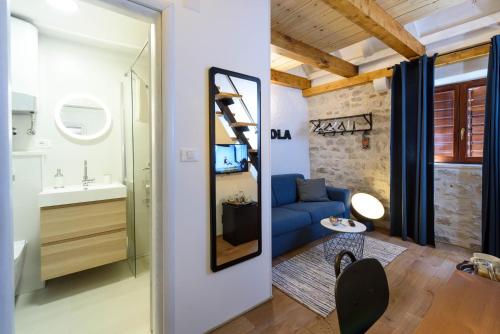 Bilik mandi di Apartments & Rooms Tiramola - Old Town