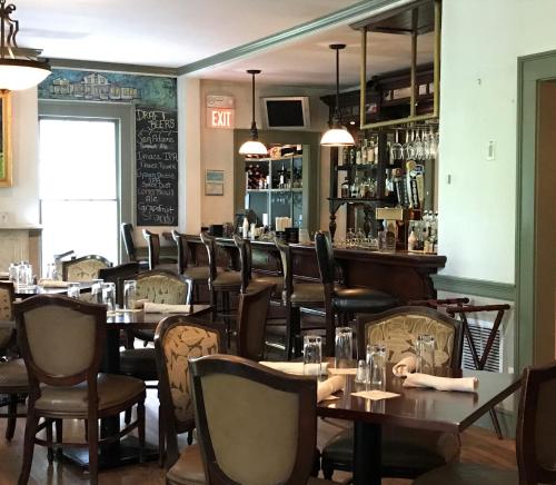 Salon ou bar de l'établissement The Old Lyme Inn