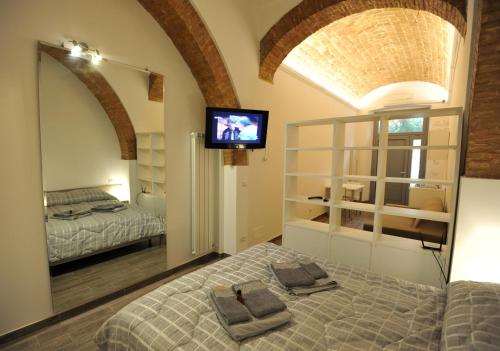 テルモリにあるLa casa di Michelaのベッドルーム1室(ベッド1台、壁掛けテレビ付)