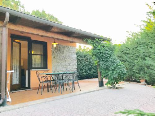 a patio with a table and chairs next to a building at Casa Vacanze Il Cenito in Castellabate