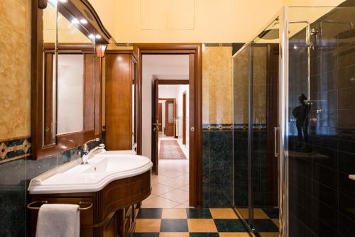 uma casa de banho com um lavatório e um chuveiro em Lorenz Suites em Roma