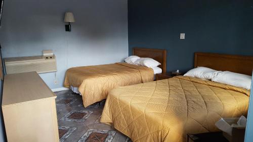Llit o llits en una habitació de Budget Motel