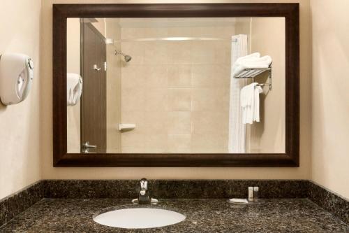 Ванная комната в Days Inn by Wyndham Innisfail