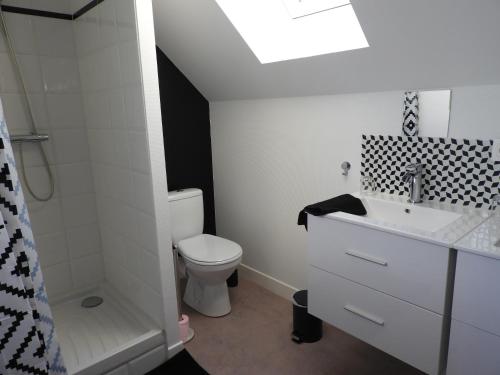 ein weißes Bad mit einem WC und einem Waschbecken in der Unterkunft Bellevue in Écommoy