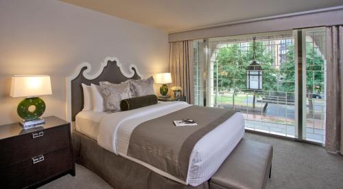 ワシントンにあるMorrison Clark Inn Washington DC Convention Centerのベッドルーム(大型ベッド1台、大きな窓付)