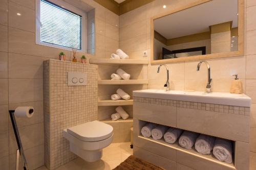Kúpeľňa v ubytovaní Deluxe Sea View Apartment Mate Balote
