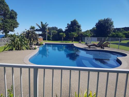 Foto da galeria de Te Kaha Beach Hotel em Te Kaha