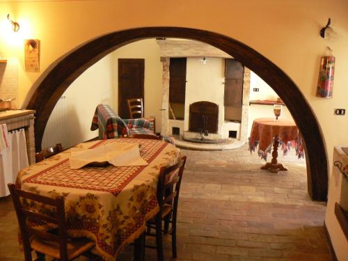 een eetkamer met een tafel en een open haard bij Residence Il Palazzo in Santo Stefano di Sessanio