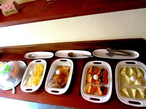a group of four plastic containers with food in them at Pousada Tatu Feliz in Vale do Capao