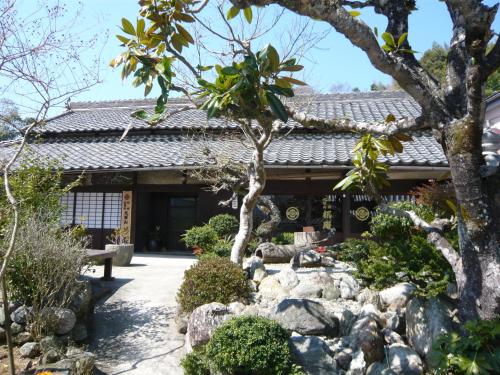 a garden in front of a building at Kitamineyama Gotsuan in Kimino