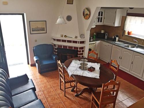 a kitchen and dining room with a table and chairs at A Casa da Avó Leonor in Idanha-a-Nova