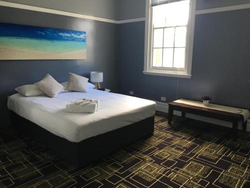 Un pat sau paturi într-o cameră la Swansea Hotel