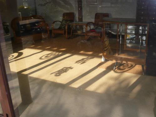 a group of chairs and tables in a window at Kitamineyama Gotsuan in Kimino