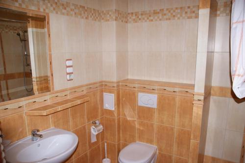 un baño con lavabo e inodoro en Gościniec Pan Tadeusz, en Giżycko