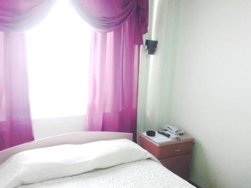 Ένα ή περισσότερα κρεβάτια σε δωμάτιο στο Yunus Hotel
