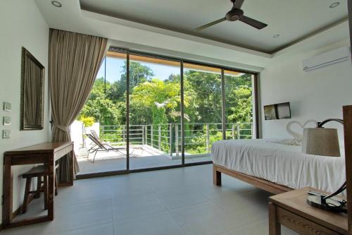 Een bed of bedden in een kamer bij Ya Nui Beach Villas
