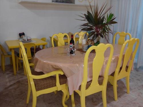 En restaurang eller annat matställe på Yellow House Vacation Rental