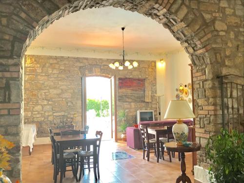 an archway in a room with a table and chairs at Casa Vacanze Il Cenito in Castellabate