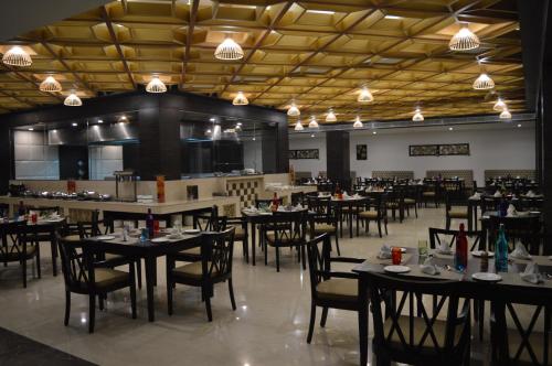 uma sala de jantar com mesas e cadeiras em um restaurante em Welcomhotel by ITC Hotels, Kences Palm Beach, Mamallapuram em Mahabalipuram