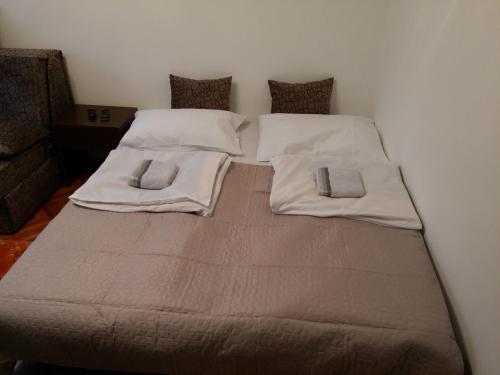 Una cama grande con dos almohadas encima. en Apartman Sutjeska, en Tjentište