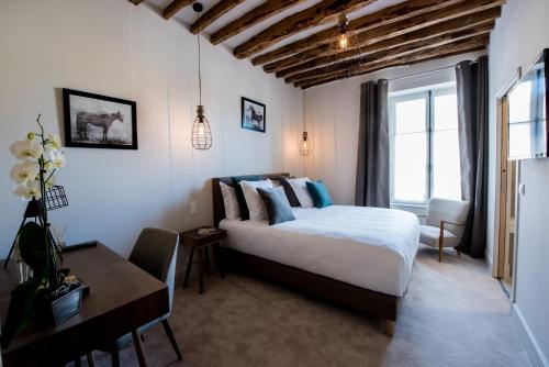 Postel nebo postele na pokoji v ubytování Hôtel Le Chantilly