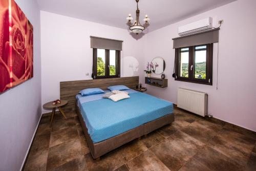 タブロニティスにあるMarelia Luxurius Apartmentのベッドルーム(青いベッド1台、鏡付)
