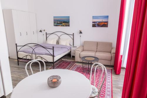 ベオグラードにあるApartment Savamala 59のリビングルーム(ベッド1台、テーブル、ソファ付)