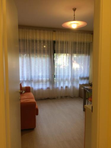 ピオンビーノにあるSalivoli Apartmentのリビングルーム(ソファ、窓付)
