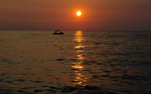 トロペアにあるTropeacentroの夕日の海上小舟