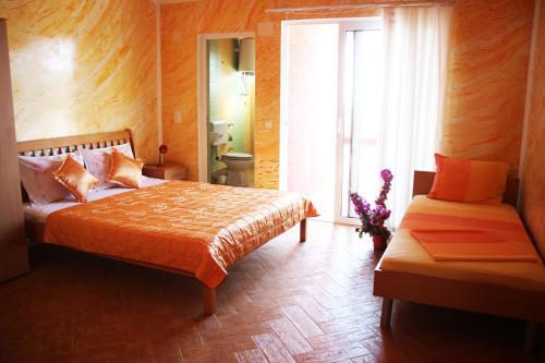 Un dormitorio con una cama grande y una ventana en Alvanita Apartments, en Ulcinj