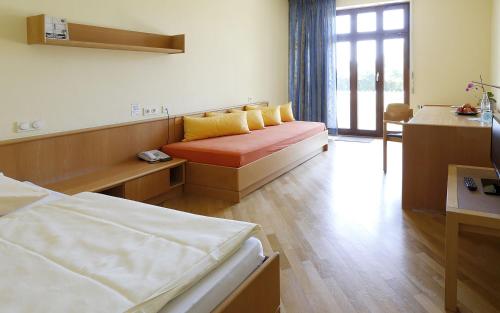 Ένα ή περισσότερα κρεβάτια σε δωμάτιο στο Tagungs- und Bildungszentrum Steinbach/Taunus