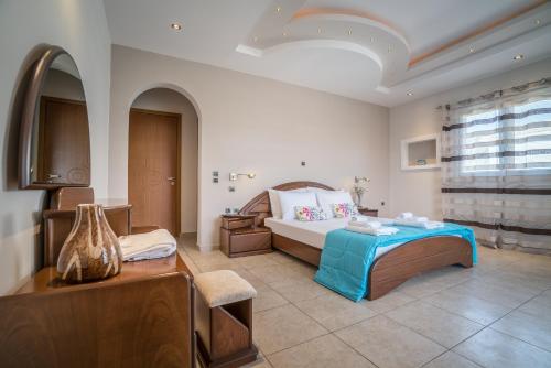 PandokrátorにあるOstria Luxury Villaの部屋にベッドとテーブルがある寝室