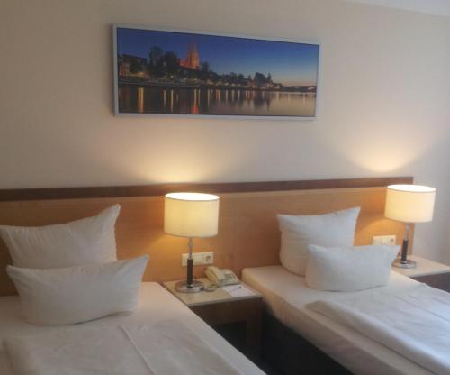 Cama o camas de una habitación en SORAT Insel-Hotel Regensburg