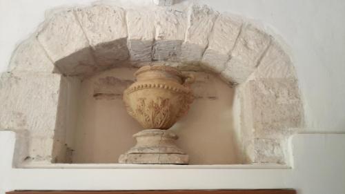 a vase sitting on a shelf in a wall at Case Brizza in Casale Zappulla
