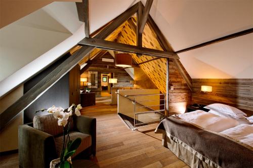 Schlafzimmer im Dachgeschoss mit einem Bett und einer Treppe in der Unterkunft Hotel Restaurant L'Ami Fritz in Ottrott