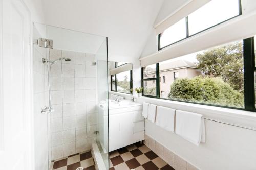 貝里的住宿－貝瑞賓館，带淋浴和盥洗盆的浴室以及窗户。