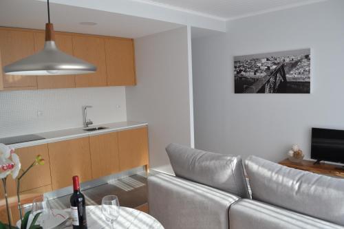 a living room with a couch and a table at RockInn Porto in Vila Nova de Gaia