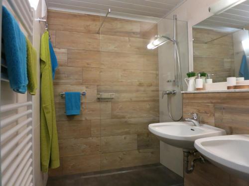 ein Bad mit einem Waschbecken, einem WC und einer Dusche in der Unterkunft Haus Wiesenrain in Radstadt