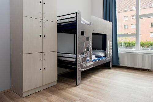 ein Schlafzimmer mit einem Etagenbett in einem Zimmer in der Unterkunft a&o Copenhagen Nørrebro in Kopenhagen