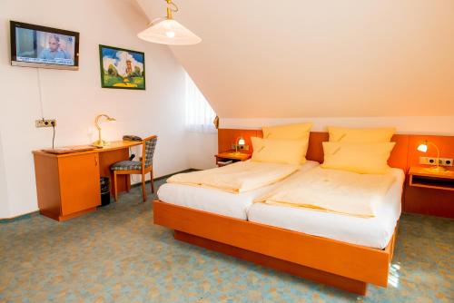 Un pat sau paturi într-o cameră la Landhotel Butjadinger Tor