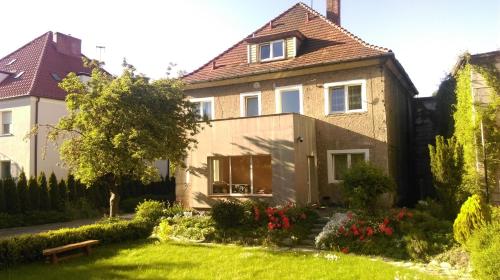 dom z ogrodem przed nim w obiekcie Villa Centrum w mieście Malbork