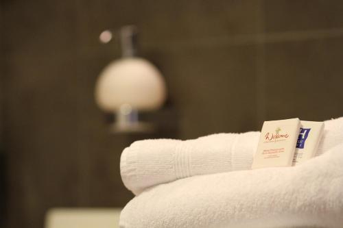 a close up of a pile of white towels at Altwernigeröder Apparthotel in Wernigerode