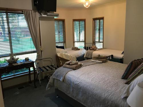En eller flere senge i et værelse på TajMaBarn Fullcircle Farm 6 Roundhill Rd WILTON