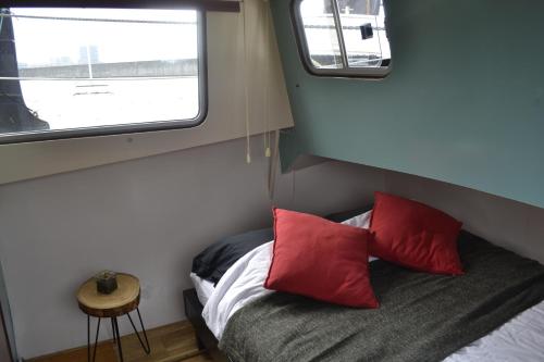Giường trong phòng chung tại Floating B&B Amsterdam
