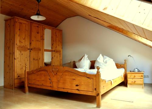 ボルテンハーゲンにあるFerienhaus Erholung Purの屋根裏に大きな木製ベッドが備わるベッドルーム1室が備わります。